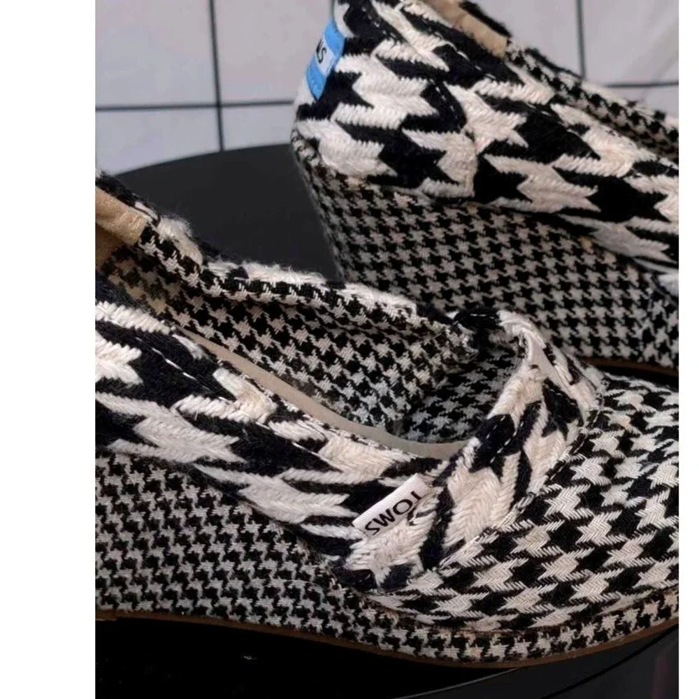 TOMS~Scottish Houndstooth PeepToe Wedge~Black & White Houndstooth Pattern~Size 6